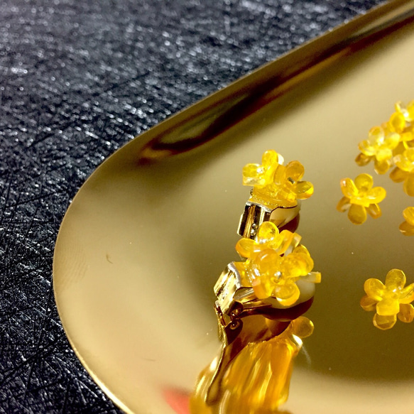 []キンモクセイ小型温室。キンモクセイ小さなイヤリング。日本の手作りの花の樹脂。耳のクリップ。 1枚目の画像