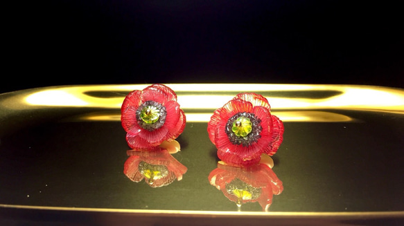 【微縮花房】《罌粟。poppy》。罌粟花耳環。手造日本樹脂花飾。耳夾。 第2張的照片