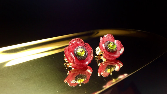 【微縮花房】《罌粟。poppy》。罌粟花耳環。手造日本樹脂花飾。耳夾。 第3張的照片