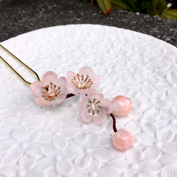 【ルオサン】ハンメイ。梅の花のヘアピン。手作りの日本の樹脂の花飾り。 12シーズン。 1月の梅の花。 4枚目の画像