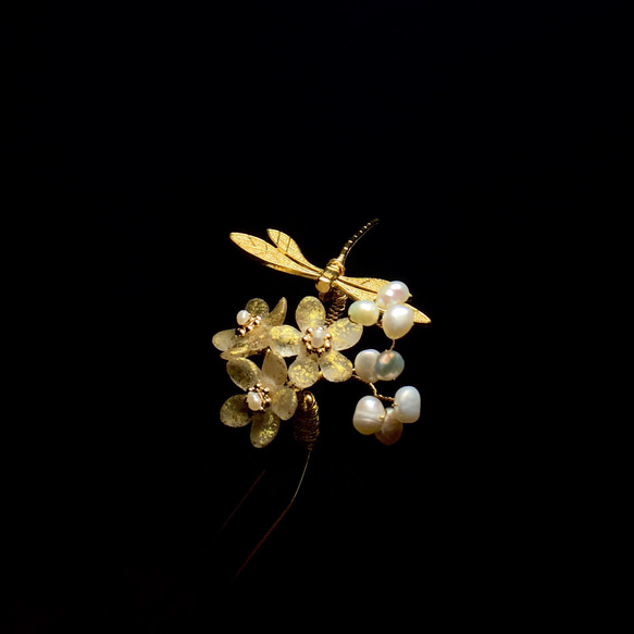 【若桑】《夏蟬。初雨》蜻蜓珍珠花簪。天然珍珠。進口金粉花瓣。和風髮簪/和服髮飾。古典/復古風格髮飾。 第2張的照片