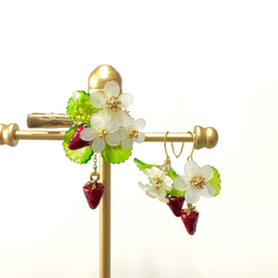 【若桑】耳環款式《莓果帕提：Strawberry Party》II。草莓。果實與花葉。不對稱耳環/耳釘/耳夾 第2張的照片