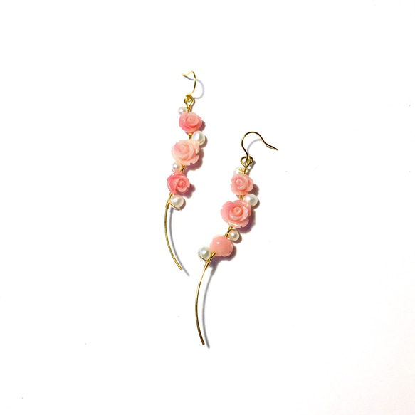 【四季】玫瑰荊棘。珊瑚粉玫瑰花。天然珍珠。鍍18K金耳環。 第1張的照片