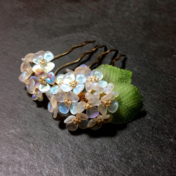 【若桑】《雪。霓光》繡球花。Hydrangeas 。樹脂&捷克水晶。手工編織花朵髮插。古董玻璃花瓣。 第3張的照片
