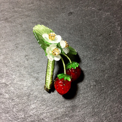 【若桑】《微氣泡。莓果》手造樹脂莓果胸針。琉璃小草莓。 第3張的照片