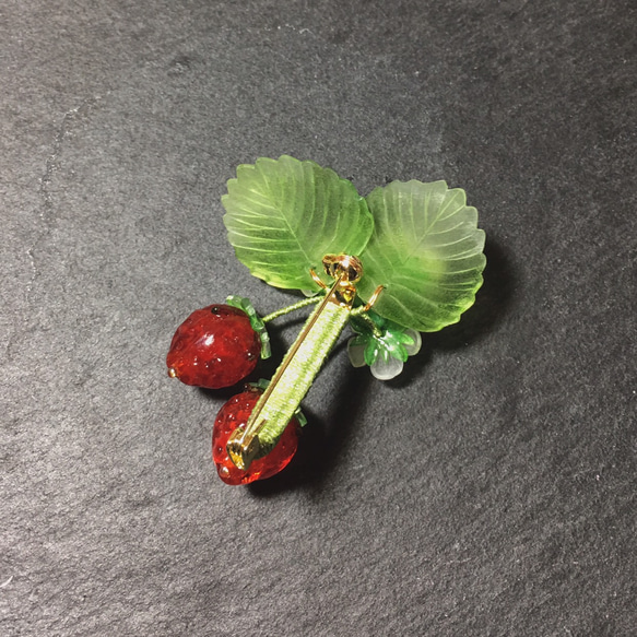 【若桑】《微氣泡。莓果》手造樹脂莓果胸針。琉璃小草莓。 第4張的照片