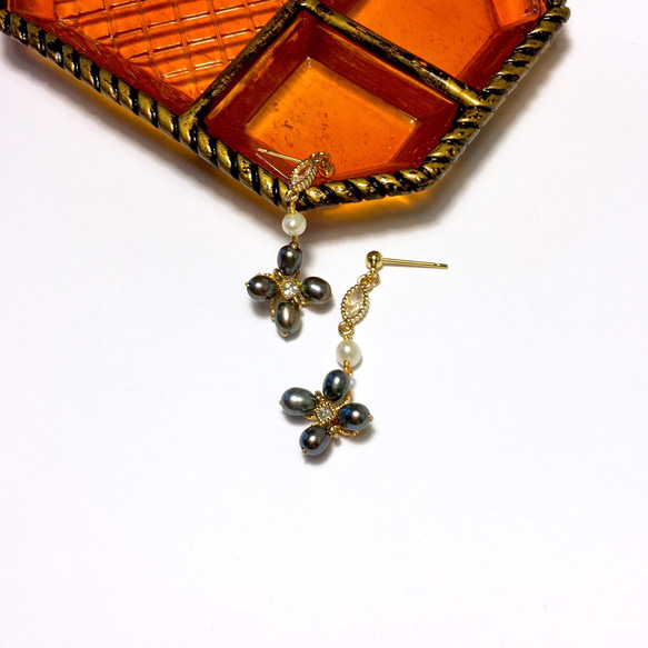 【ルオサン】「黒あじさい」天然真珠ジルコンのピアス。アメリカから輸入した金メッキのイヤーフック。イヤークリップは交換可能です。 1枚目の画像