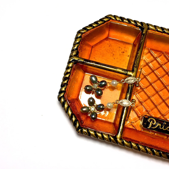 【ルオサン】「黒あじさい」天然真珠ジルコンのピアス。アメリカから輸入した金メッキのイヤーフック。イヤークリップは交換可能です。 5枚目の画像