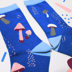 Mushroom Royal Blue Unisex Crew Socks 2枚目の画像