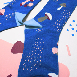 Mushroom Royal Blue Unisex Crew Socks 3枚目の画像