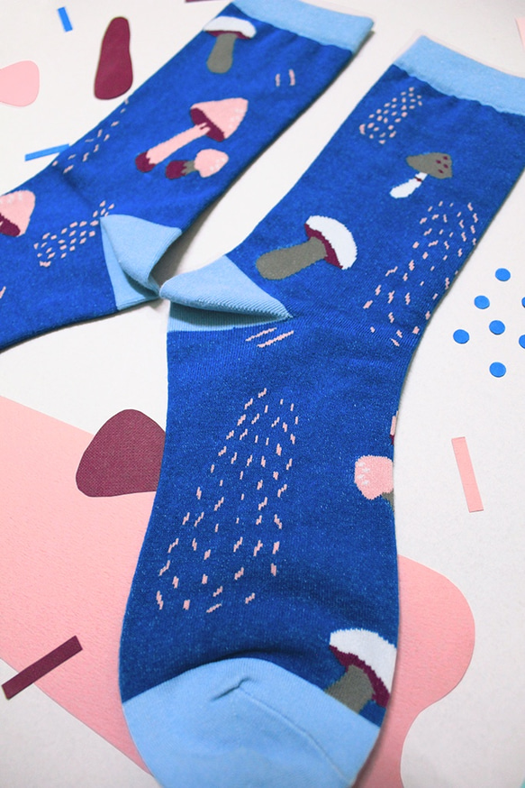 Mushroom Royal Blue Unisex Crew Socks 3枚目の画像