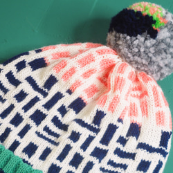 White Wall Detachable PomPom Beanie Hat 2枚目の画像