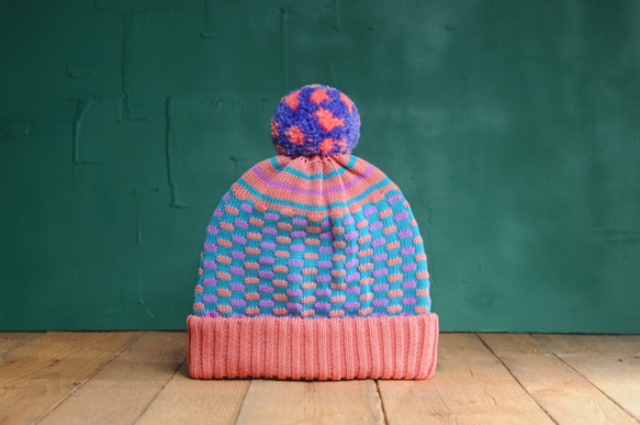 Salmon Circus Detachable PomPom Beanie Hat 1枚目の画像