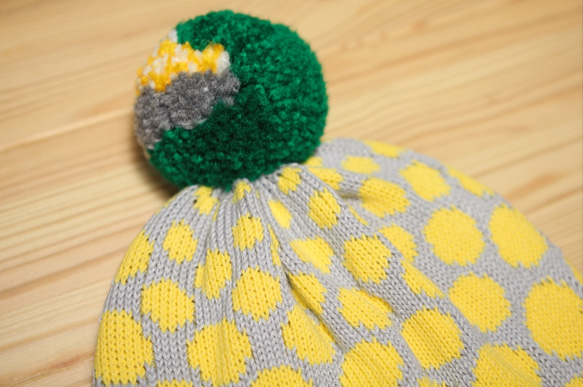 Gradient Dots Detachable PomPom Beanie Hat 2枚目の画像