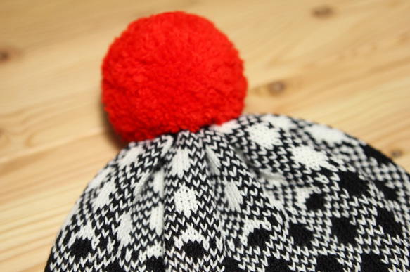 Black Noise Detachable PomPom Beanie Hat 2枚目の画像