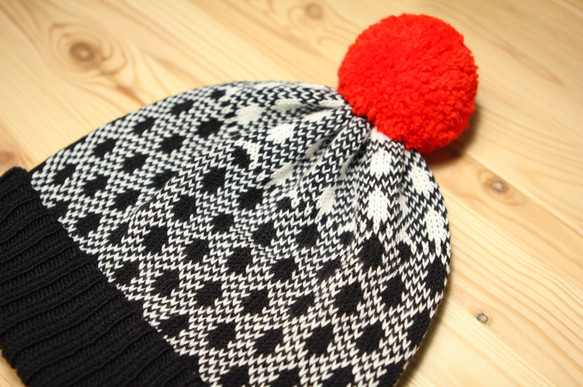 Black Noise Detachable PomPom Beanie Hat 3枚目の画像