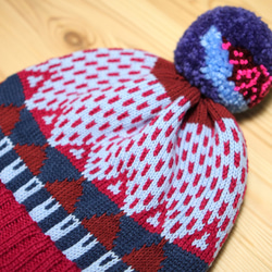 Magenta Triangle Detachable PomPom Beanie Hat 2枚目の画像