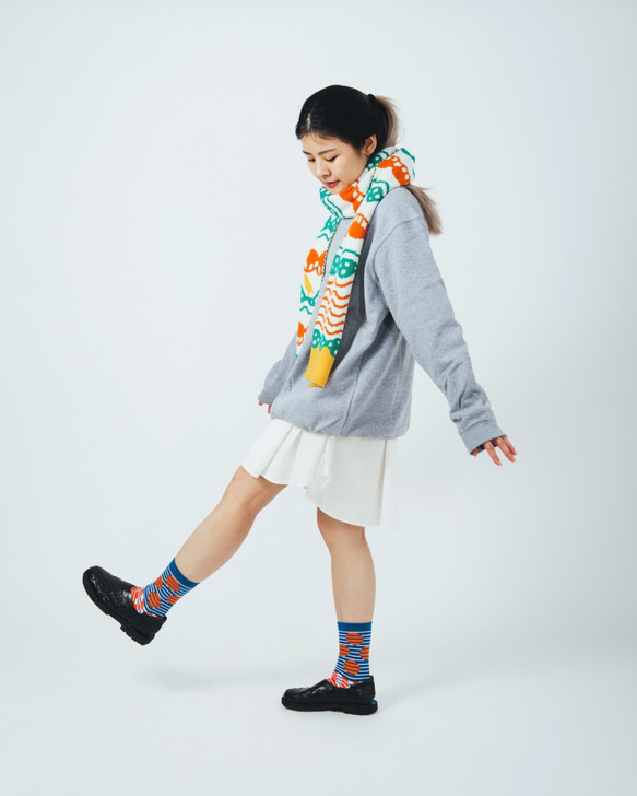 Wave White Jacquard Knitted Scarf | Yu Square x inBlooom 7枚目の画像