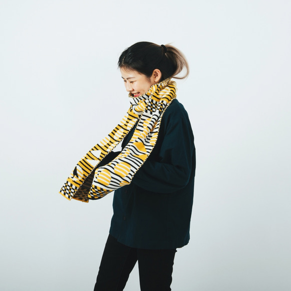 Striped Dots Black/Yellow Knitted Scarf 2枚目の画像