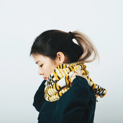 Striped Dots Black/Yellow Knitted Scarf 3枚目の画像