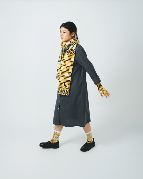 Striped Dots Black/Yellow Knitted Scarf 5枚目の画像