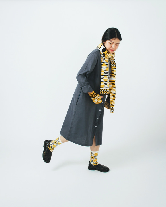 Striped Dots Black/Yellow Knitted Scarf 6枚目の画像