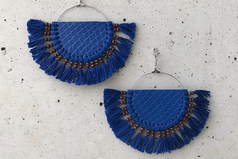 ブルーのレザーとタッセルピアス