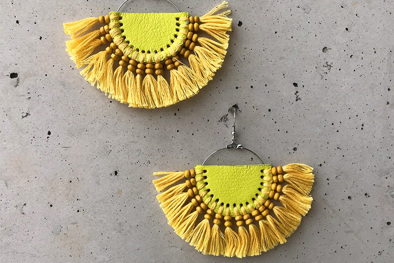 黄色のレザーとタッセルピアス（S)