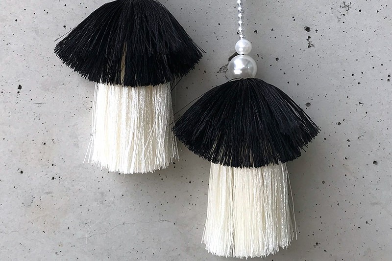 モノクロのタッセルとビーズのステートメントピアス