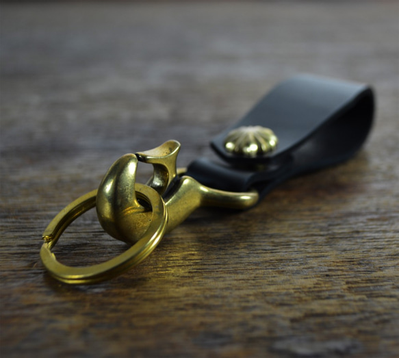 【鞹】手制 義大利協會認証植鞣革黑色手作騎士風復古黃銅鑰匙圈 第1張的照片