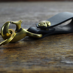 【鞹】手制 義大利協會認証植鞣革黑色手作騎士風復古黃銅鑰匙圈 第4張的照片