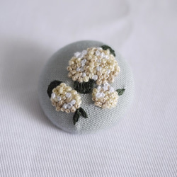 手工刺繡別針-黃色繡球花-（僅一件）Handstitched brooch- Yellow Hydrangea 第3張的照片