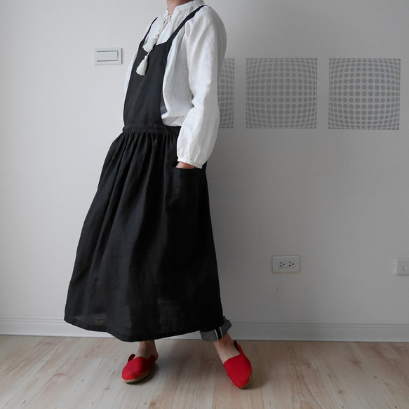 手作墨黑苧麻圍裙式側抽繩洋裝（背帶可調） 第5張的照片