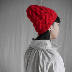 スポットのための大きい人そして女性のために適した赤いアルパカ手作り針編みキャップ 1枚目の画像
