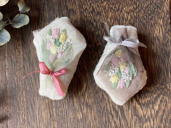 【オーダー会】ちいさな森の花束ブローチ（チューリップ）～色が選べる手刺繍のブローチ～ 2枚目の画像