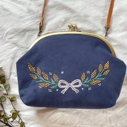 【即納】ミモザのショルダーバッグ（ネイビー）～手刺繍のがま口バッグ～ 2枚目の画像