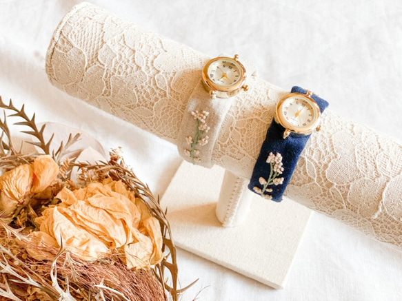 はなとけい 《かすみ草》 ～手刺繍ベルトの腕時計～ 1枚目の画像