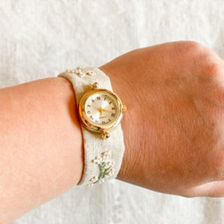 はなとけい 《かすみ草》 ～手刺繍ベルトの腕時計～ 3枚目の画像