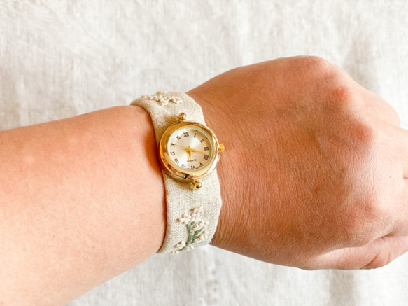 はなとけい 《かすみ草》 ～手刺繍ベルトの腕時計～ 3枚目の画像