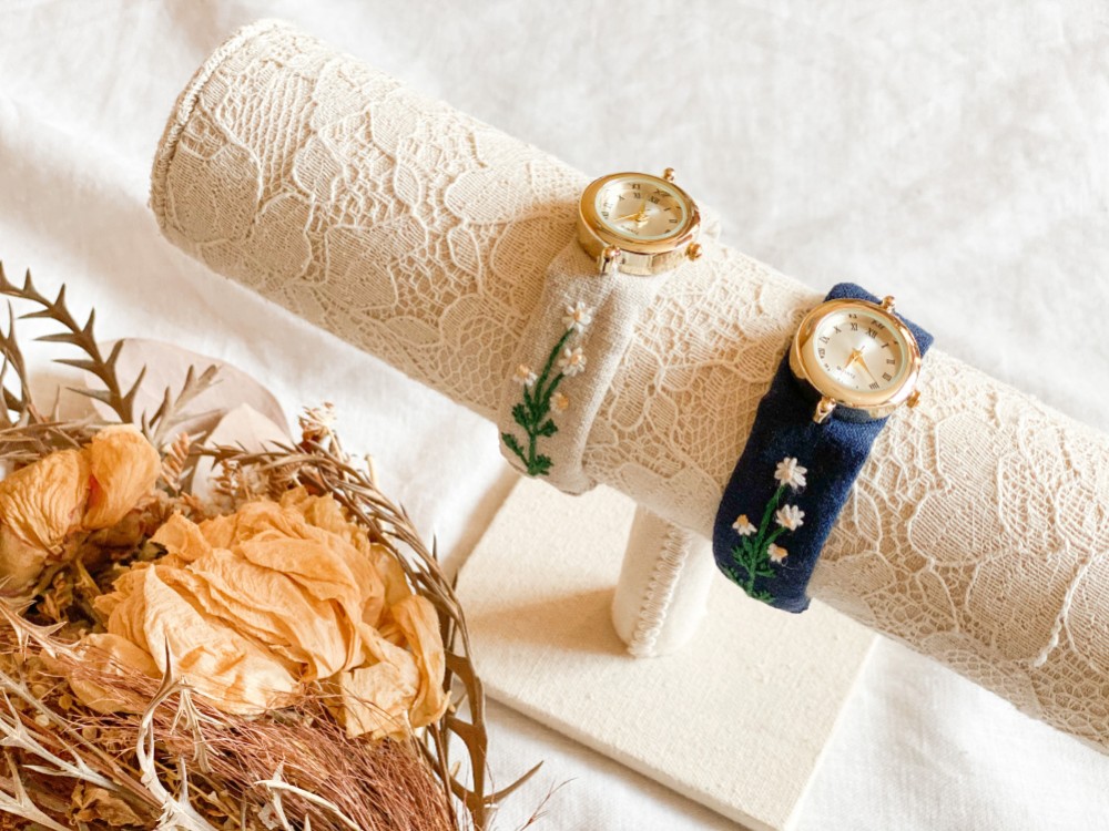 はなとけい《カモミール》 ～手刺繍ベルトの腕時計～