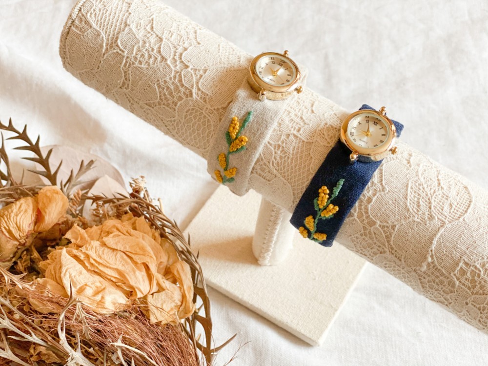 はなとけい《ミモザ》～手刺繍ベルトの腕時計～