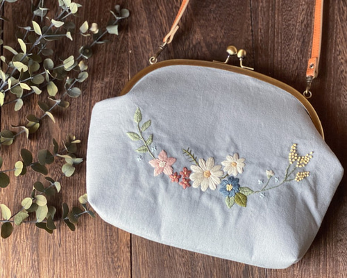 水色 花柄刺繍 がま口ショルダーバッグ 受注制作》お花畑のショルダーバッグ（ブルー） ～手刺繍の