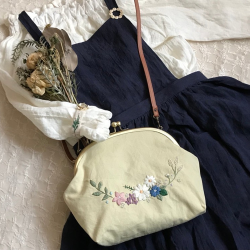 受注制作》お花畑のショルダーバッグ（ブルー） ～手刺繍の