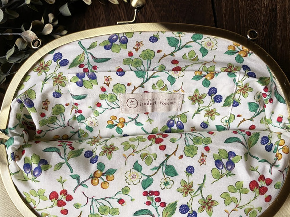 《受注制作》お花畑のショルダーバッグ（イエロー）　～手刺繍のがま口バッグ～ 2枚目の画像
