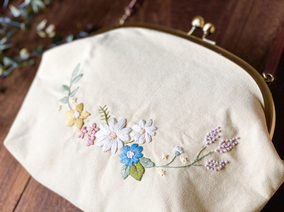 【即納】お花畑のショルダーバッグ（イエロー×木の実）　～手刺繍のがま口バッグ～ 2枚目の画像