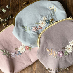 【即納】お花畑のショルダーバッグ（イエロー×木の実）　～手刺繍のがま口バッグ～ 6枚目の画像