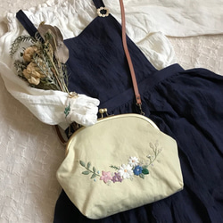 【即納】お花畑のショルダーバッグ（グレーベージュ×花柄）　～手刺繍のがま口バッグ～ 6枚目の画像