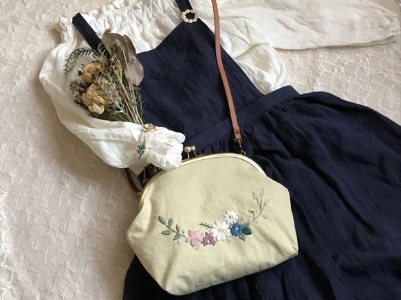 【即納】お花畑のショルダーバッグ（グレーベージュ×花柄）　～手刺繍のがま口バッグ～ 6枚目の画像