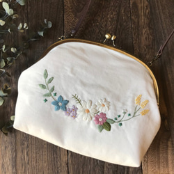 【即納】お花畑のショルダーバッグ（キナリ×小花柄）　～手刺繍のがま口バッグ～ 1枚目の画像