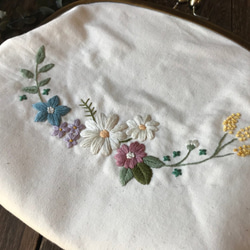 【即納】お花畑のショルダーバッグ（キナリ×小花柄）　～手刺繍のがま口バッグ～ 2枚目の画像